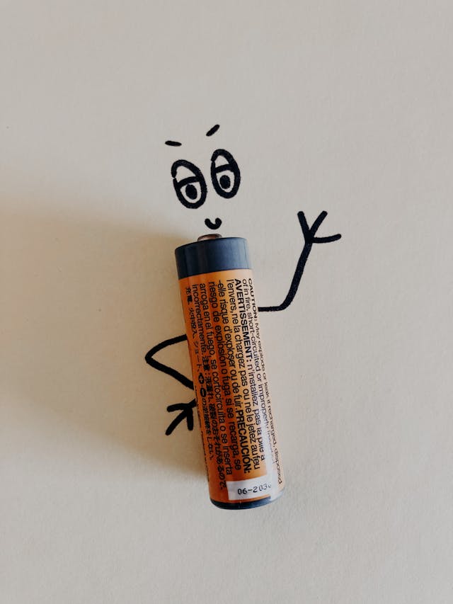 Battery with smiling face symbolize social battery for question of Lebanese meza quiz in order to learn Arabic by 7ikaya Edutainment Solutions Ltd